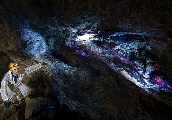Colores que se pueden ver en los filones de la mina con luz ultravioleta.