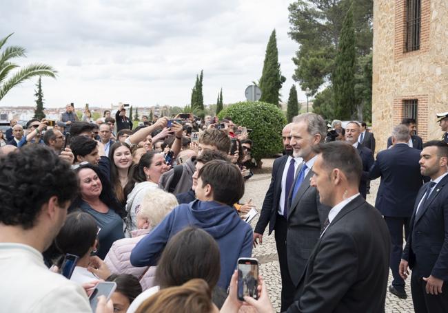 Un nutrido grupo de personas esperó en la Alcazaba para saludar al Rey a su llegada al Arqueológico.