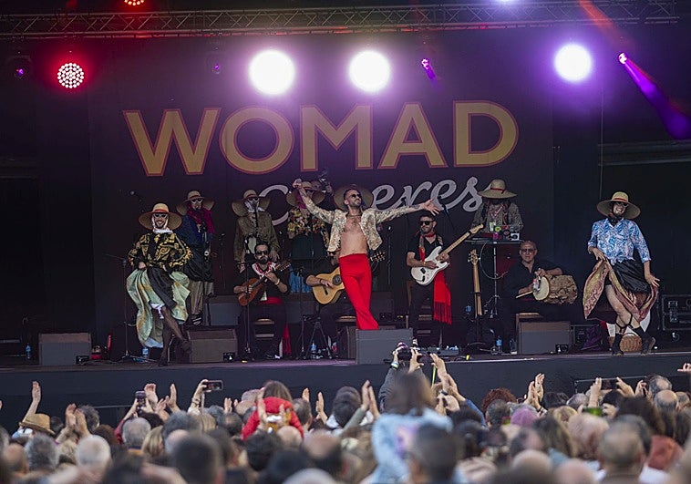 El Gato con Jotas logró llenar la Plaza Mayor de Cáceres con su alegría folclórica en el primer día de Womad Cáceres.