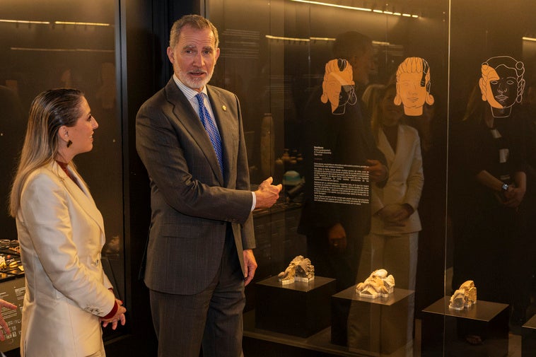 Felipe VI junto a María Guardiola en la sala de Protohistoria, donde estan las caras del Turuñuelo.