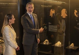Felipe VI junto a María Guardiola en la nueva Sala Tarteso, donde estan las caras del Turuñuelo.