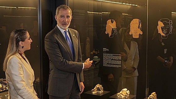 El Rey Felipe VI inaugura la Sala Tarteso con las caras del Turuñuelo: «Son muy bonitas»