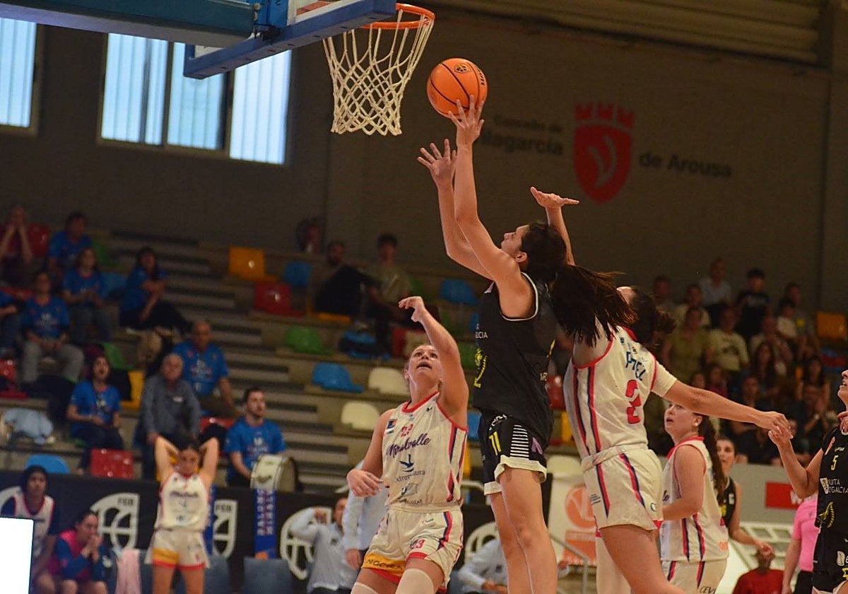 Acción del duelo que enfrentó este jueves al Cortegada y al Miralvalle.