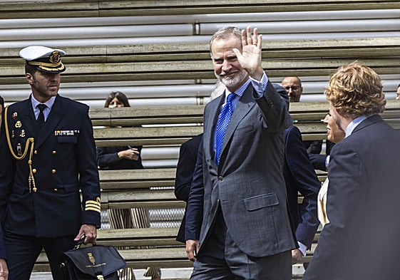 Felipe VI saluda al público a su llegada a Badajoz este jueves.