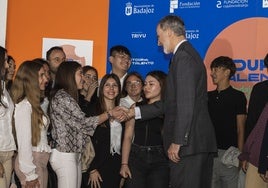Los estudiantes valencianos saludando al Rey en Badajoz.