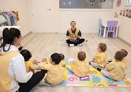 Dos trabajadoras del centro Pasitos, en Badajoz, que abrió hace ocho meses y ya está lleno de alumnos.