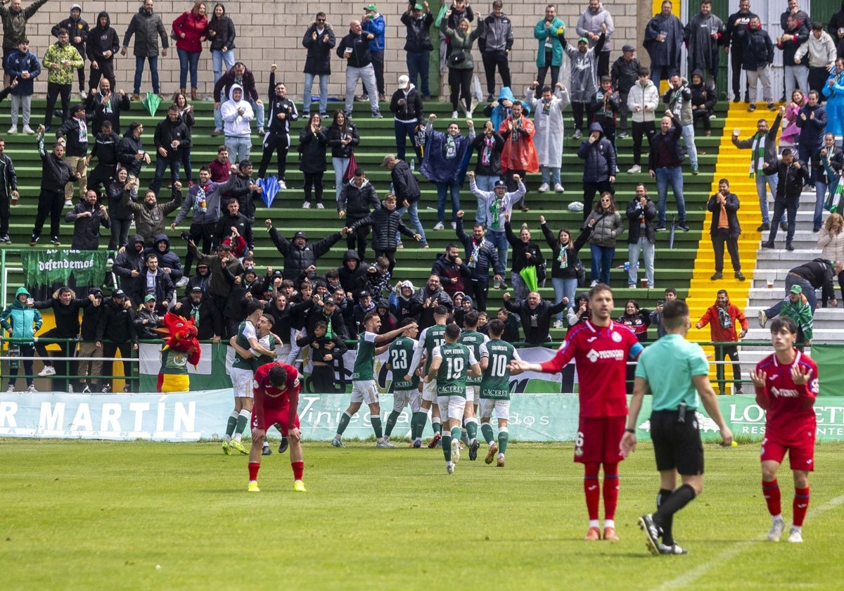 El Cacereño inicia el primer asalto por el ascenso