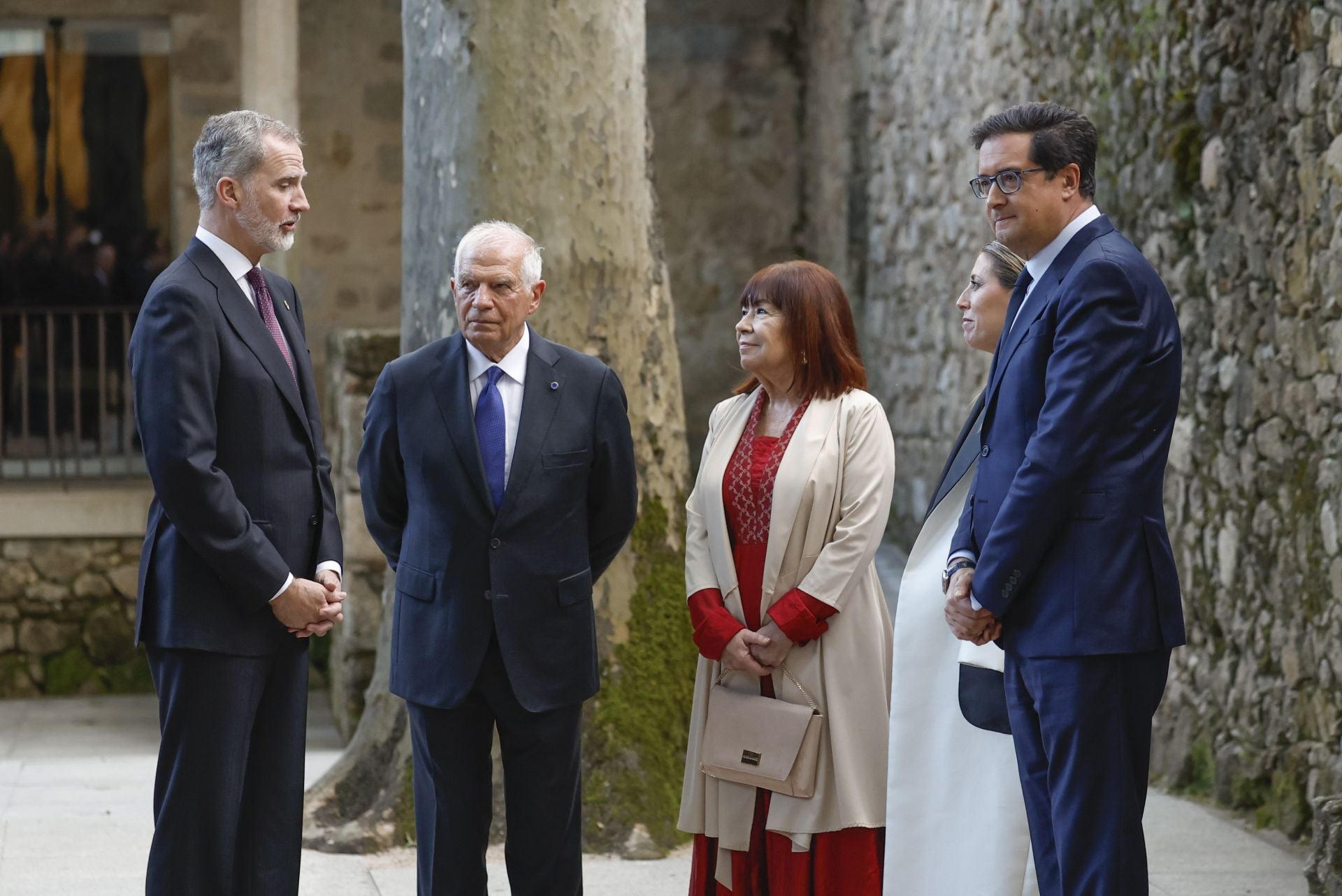 Fotos | Felipe VI preside la entrega del Premio Carlos Yuste a Josep Borrell