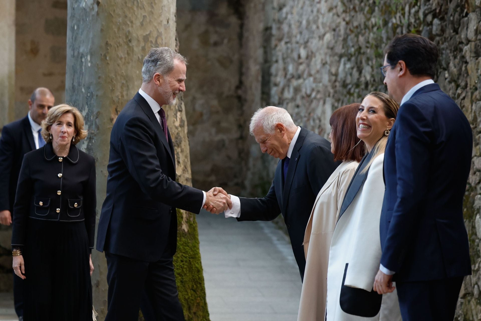 Fotos | Felipe VI preside la entrega del Premio Carlos Yuste a Josep Borrell