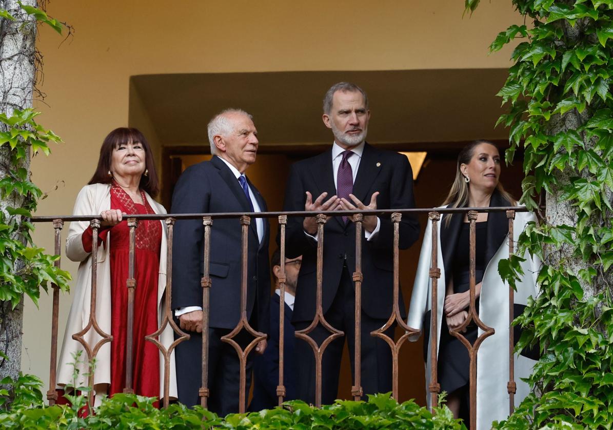 Fotos | Felipe VI preside la entrega del Premio Carlos Yuste a Josep Borrell
