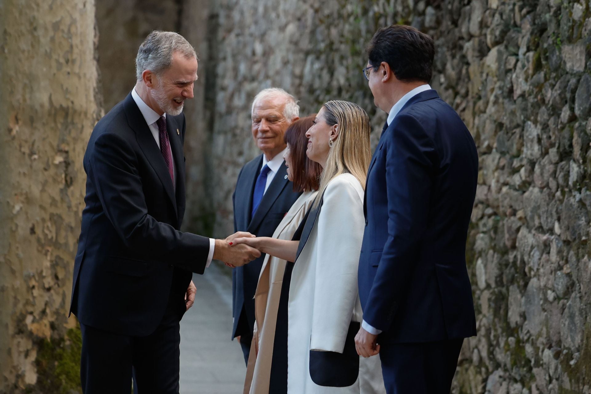 Fotos | Felipe VI preside la entrega del Premio Carlos Yuste a Josep Borrell