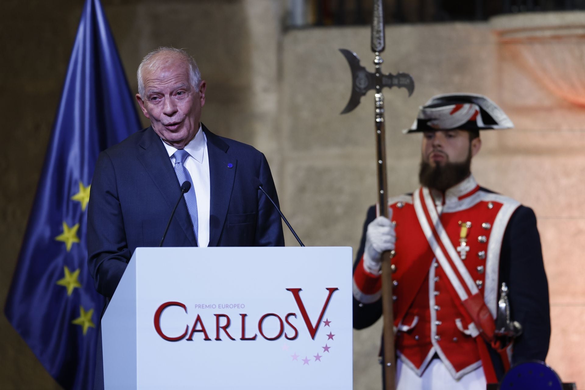 Fotos | Felipe VI preside la entrega del Premio Carlos Yuste a Josep Borrell