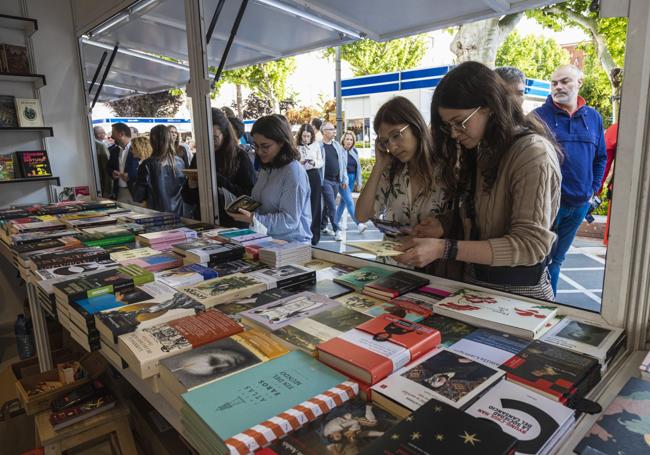 Lectoras curiosean algunos ejemplares a la venta.