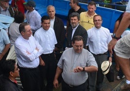 Javier Travieso (en el centro de la imagen, con barba) junto a Robert Prevost, el nuevo Papa León XIV.