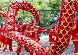 Exhibición de un dragón chino en la inauguración oficial del Instituto Panda.