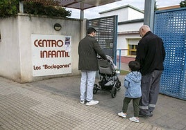 Usuarios acceden a una escuela infantil en Mérida.