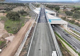 Tramo de plataforma ya concluido Toril-Río Tiétar con la pérgola sobre la autovía EX-A1.