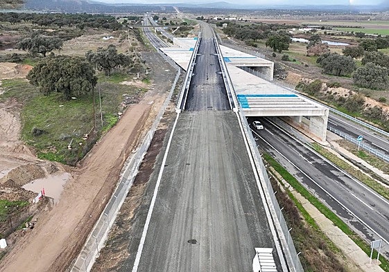 Tramo de plataforma ya concluido Toril-Río Tiétar con la pérgola sobre la autovía EX-A1.