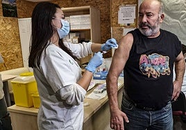 Un hombre recibe la vacuna contra la gripe en el centro de salud Obispo Paulo de Mérida en octubre pasado.