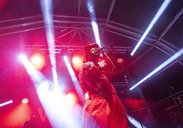 Baloji cerró los conciertos de ayer jueves en la Plaza Mayor de Cáceres.