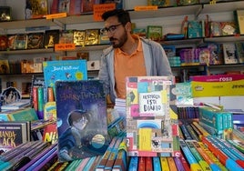 En el Paseo de San Francisco se han instalado más de cuarenta casetas de libreros y editoriales.