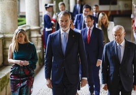 María Guardiola, Felipe VI y Jospe Borrell en el monasterio de Yuste por el premio Carlos V.