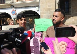 Iván Montaño y su tío Ramón en una manifestación por Camelia en Plasencia.