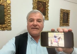 José Antonio Ardila, 'Joseli', esta mañana en Zahínos, mostrando la foto que le hicieron al ahora papa León XIV cuando era obispo de Chichayo, en Perú, a caballo para recorrer una de sus parroquias.