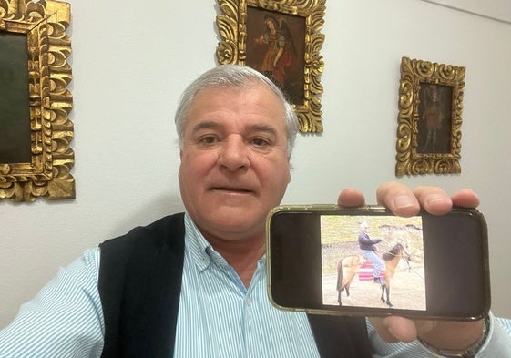 José Antonio Ardila, 'Joseli', esta mañana en Zahínos, mostrando la foto que le hicieron al ahora papa León XIV cuando era obispo de Chichayo, en Perú, a caballo para recorrer una de sus parroquias.