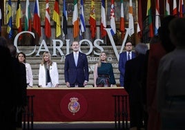 Feleip VI y María Guardiola han alabado la labor de Josep Borrell durante la entrega del galardón Carlos V.
