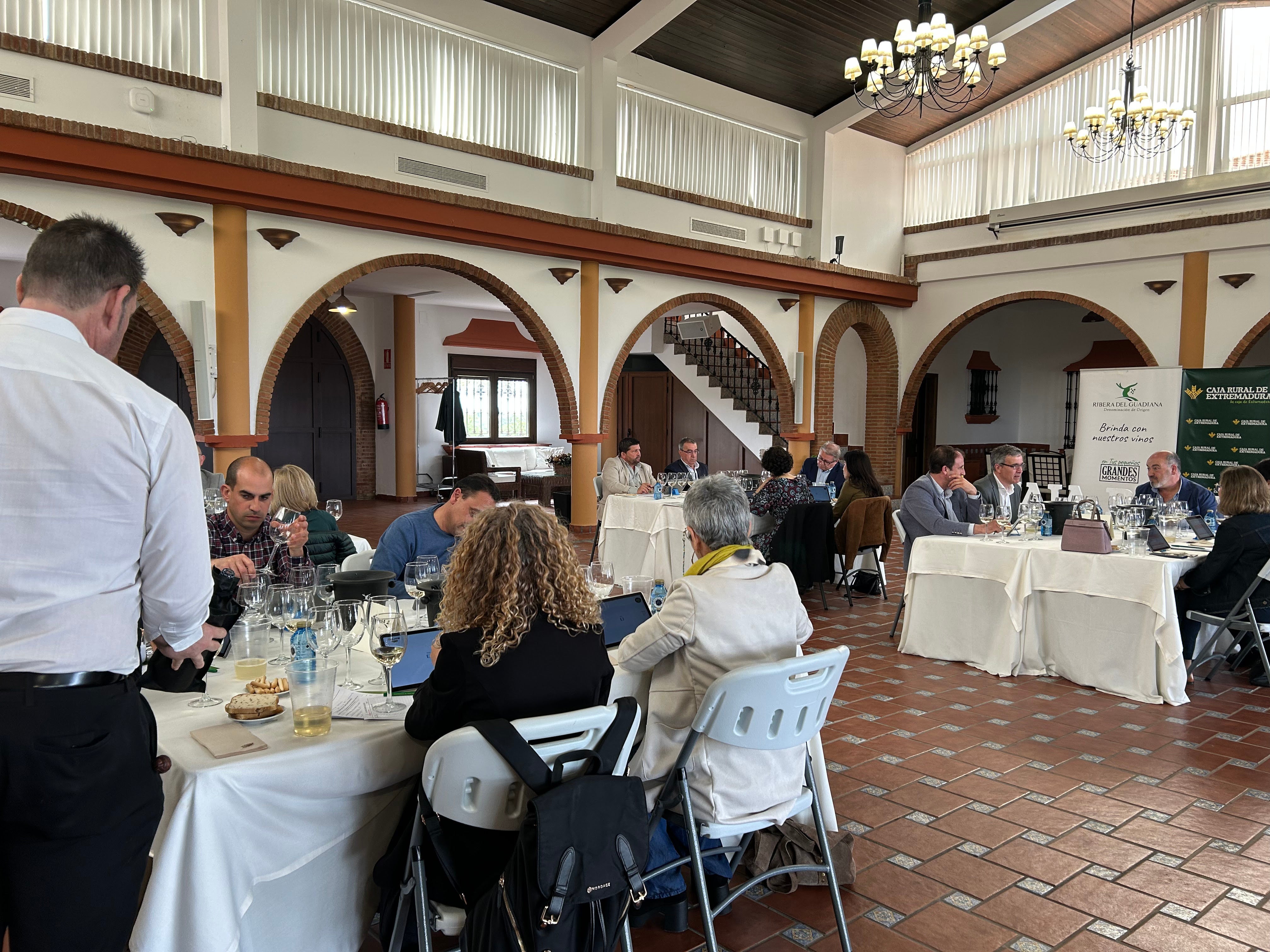 Un momento de la cata celebrada este viernes en la finca El Toril.