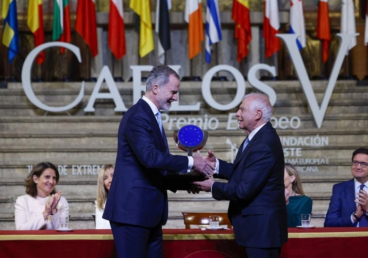 Momento de la entrega del premio Carlos V por parte del rey Felipe VI a Josep Borrell.