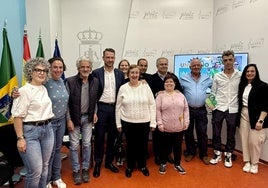 El alcalde, usuarios y responsables de Vera y La Casa de las Carcasa.