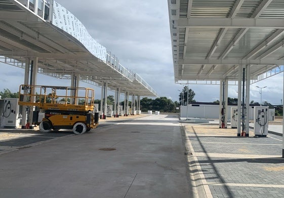 Electrolinera prácticamente concluida y a la espera de entrar en servicio ubicada en el polígono de Peraleda de la Mata.
