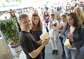 Juan Gómez Jurado ha congregado a numeroso público en su firma de libros.