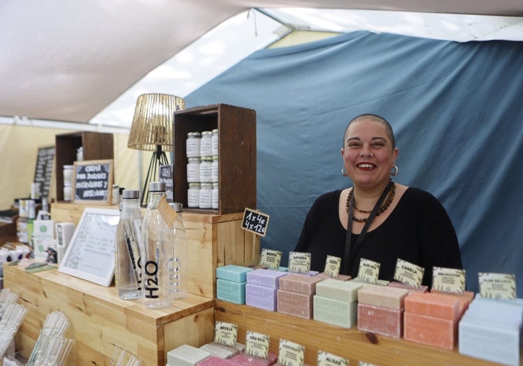 Alicia Hernández vende cosmética natural y artesanía en vidrio en el mercado de Womad.