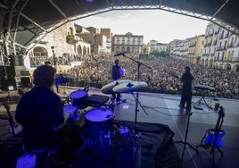 El grupo Sanguijuelas del Guadiana, con la Plaza Mayor llena, durante el concierto de este sábado en Womad Cáceres.