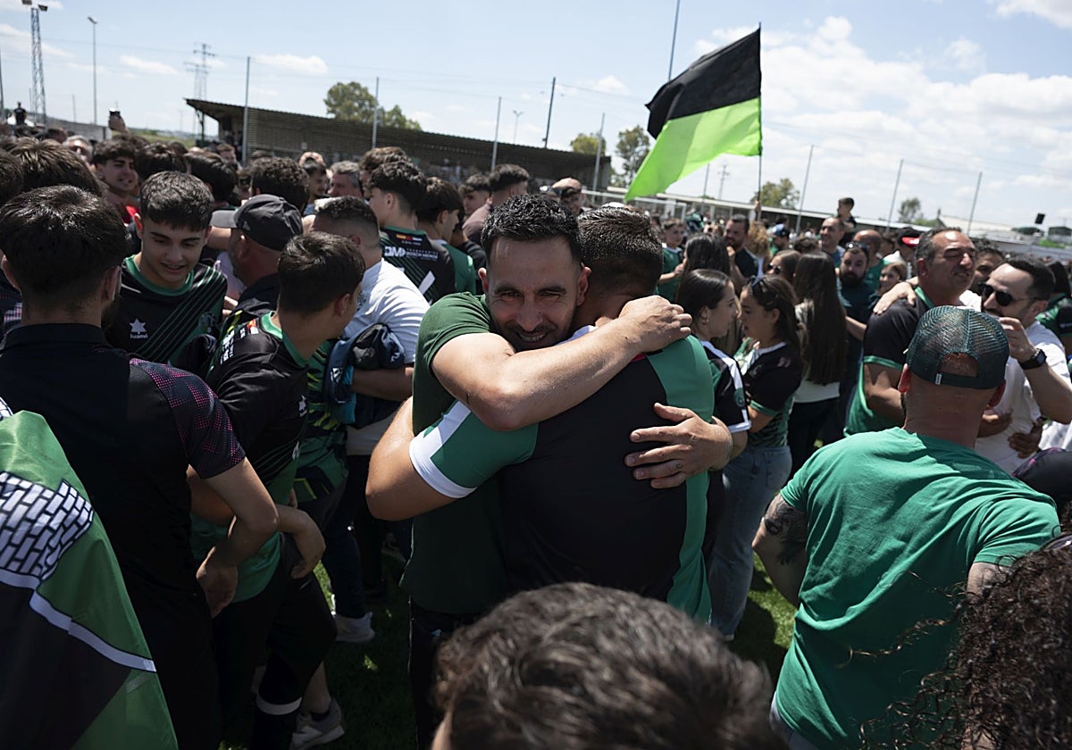 La afición del Gévora pudo celebrar por fin su ansiado asenso a Tercera y lo hizo a lo grande.