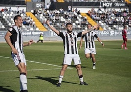 Bermúdez celebra el gol de la victoria del Badajoz desde el punto del penalti.