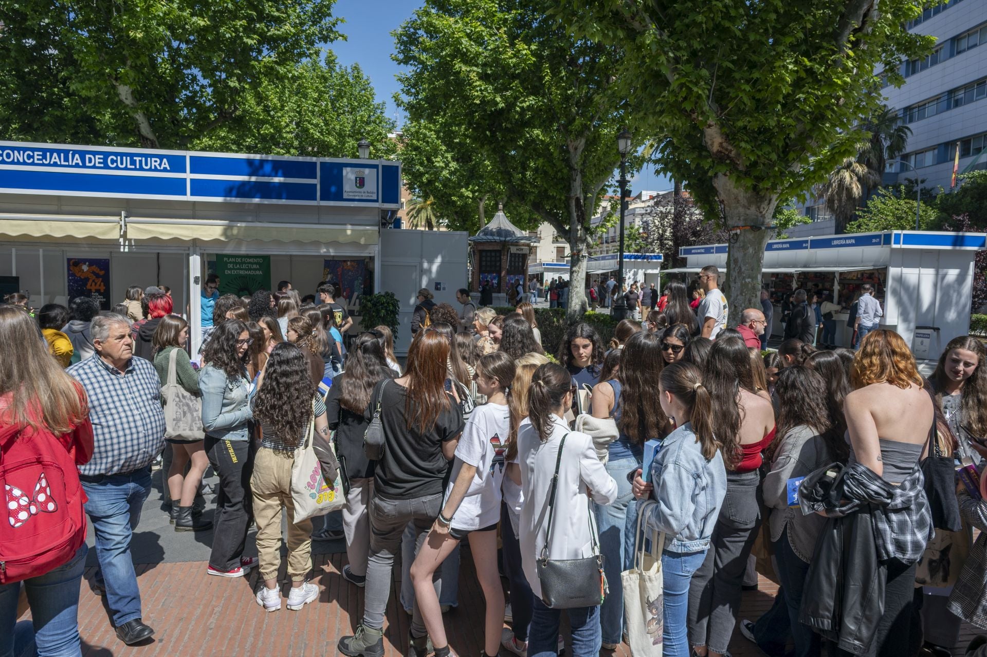 Inma Rubiales se da un baño de masas en la Feria del Libro de Badajoz