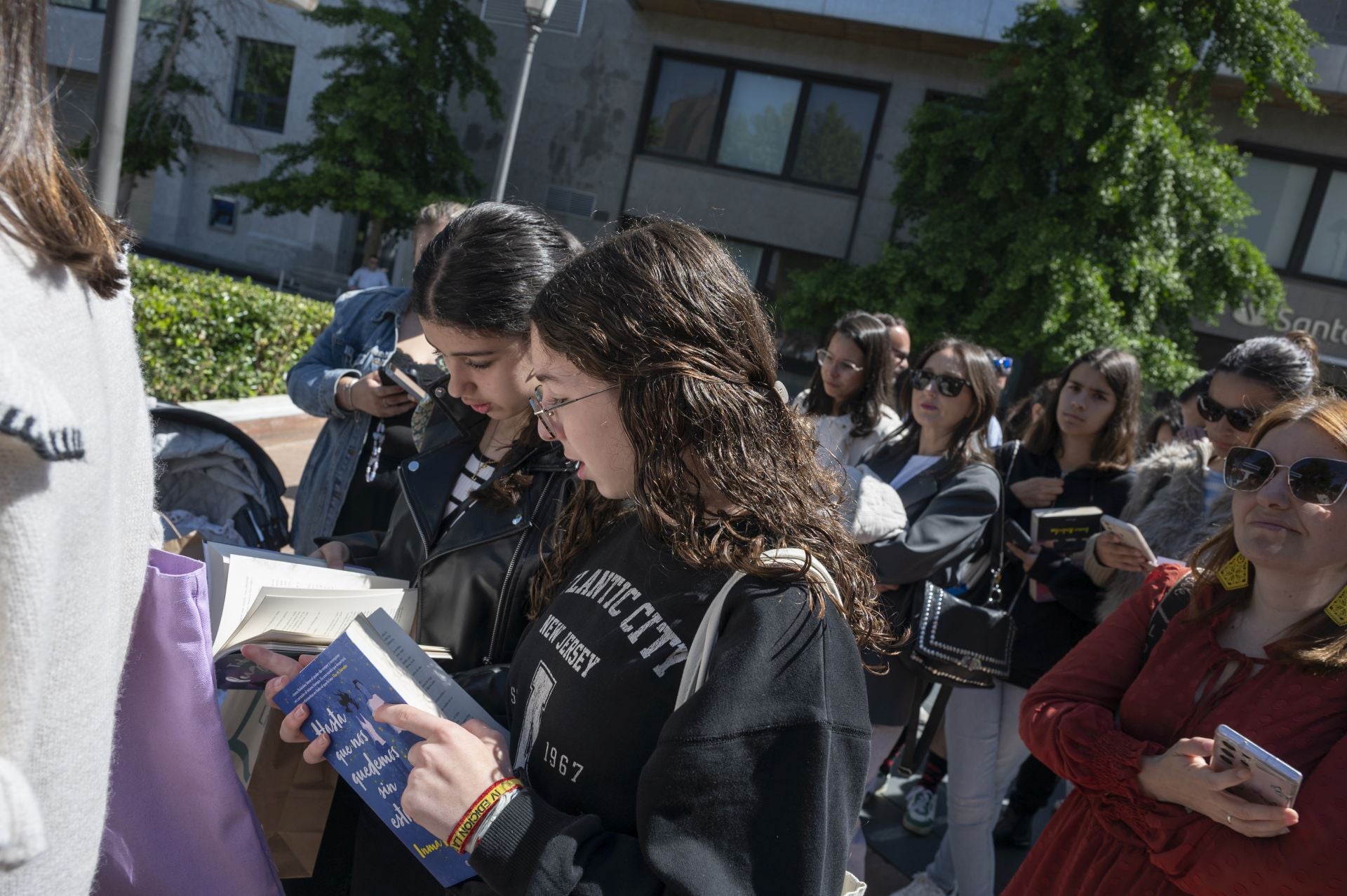 Inma Rubiales se da un baño de masas en la Feria del Libro de Badajoz