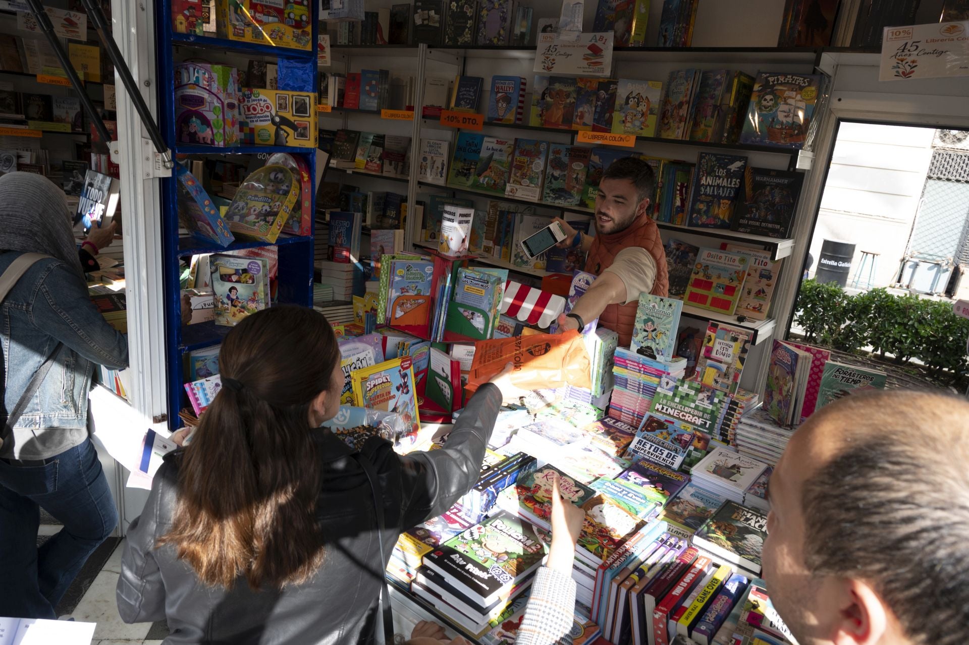 Inma Rubiales se da un baño de masas en la Feria del Libro de Badajoz