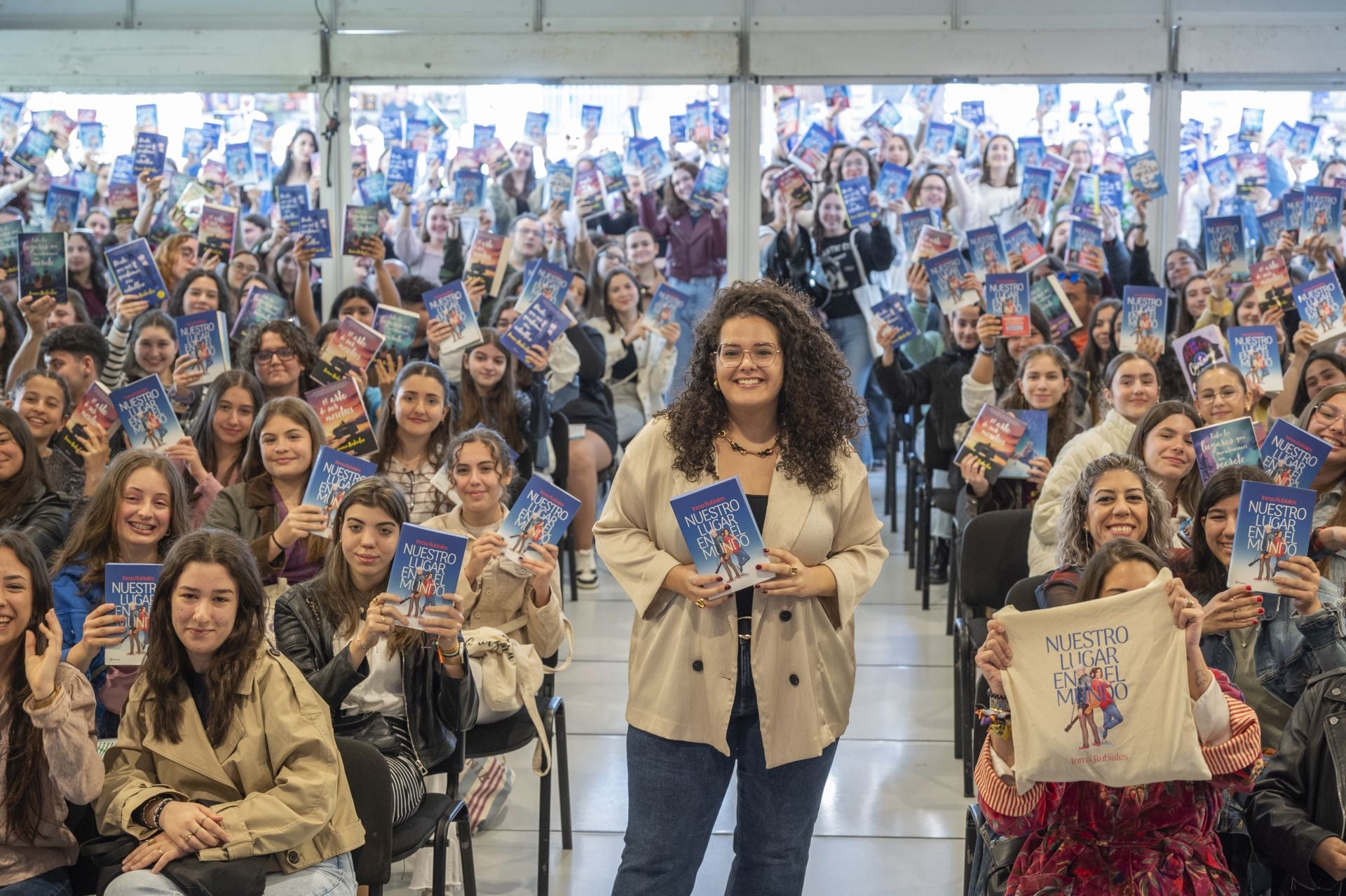 Inma Rubiales se da un baño de masas en la Feria del Libro de Badajoz