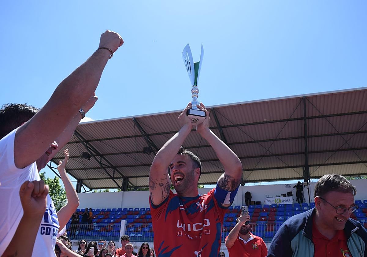 Celebración en Cabeza del Buey tras la victoria.