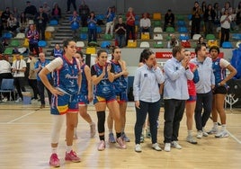 El Miralvalle felicita a su rival al acabar el partido.