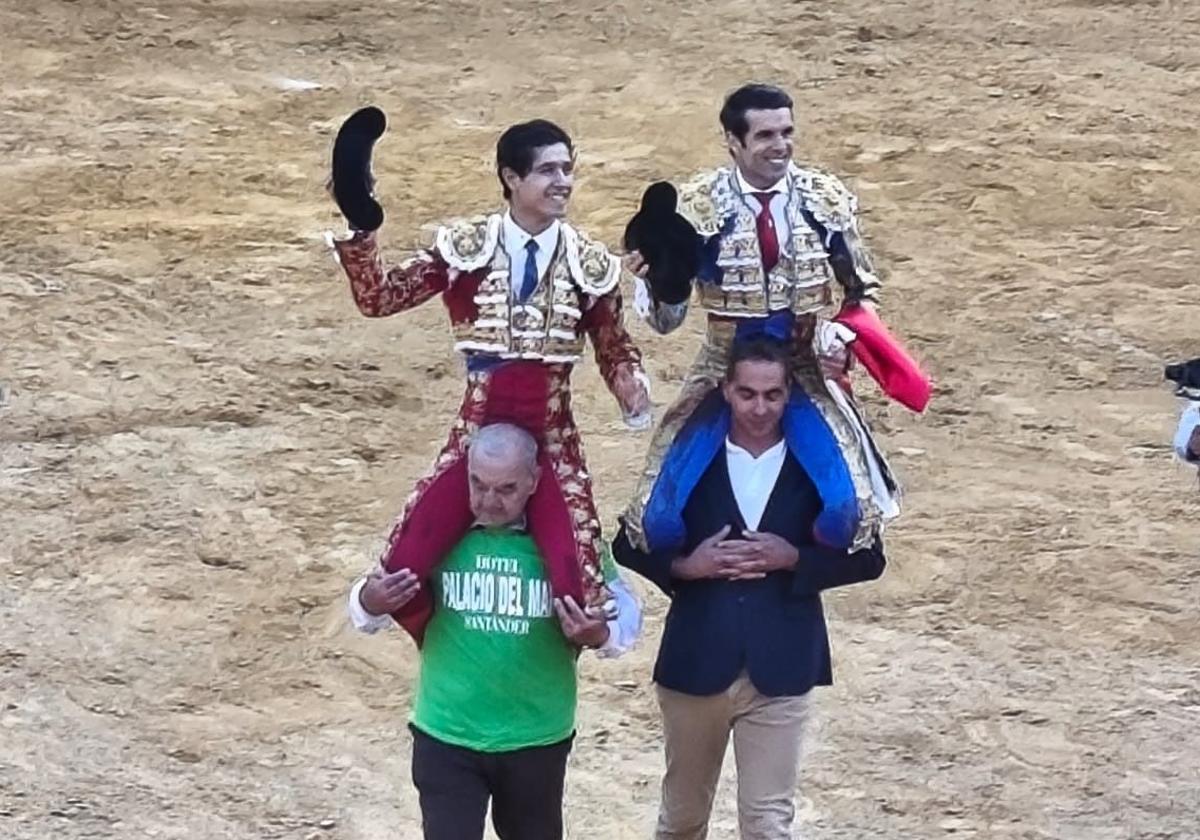 Luis David Adame y Emilio de Justo, a hombros en Jerez de los Caballeros.