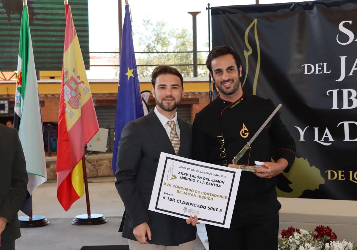 Ángel Gómez Casas, tras recibir el 'Cuchillo de Oro' este domingo en Jerez de los Caballeros. .