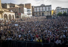 La Plaza Mayor de Cáceres llena en la jornada del sábado de Womad 2025.