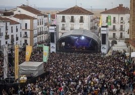 Miles de personas abarrotan la Plaza Mayor el sábado de Womad en Cáceres.