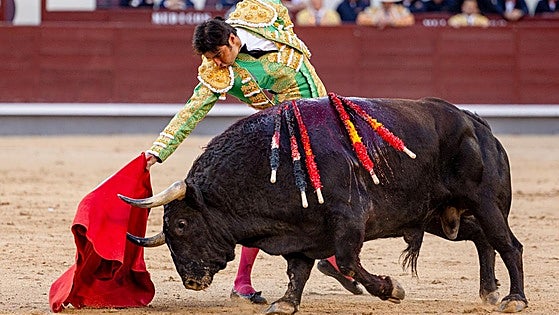 Perera, competente y mandón, brillante con un excelente toro de Fuente Ymbro